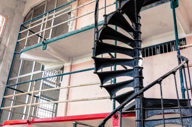 alcatraz Adası'nda hapishane hücreleri