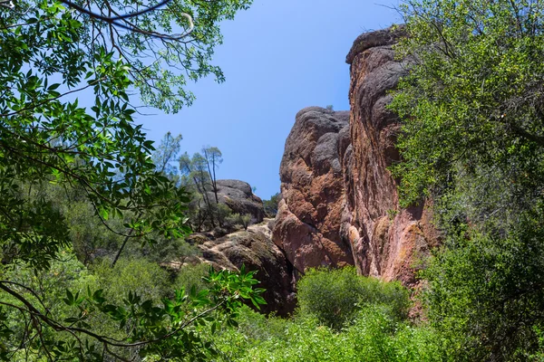 Espectacular formaciones rocosas en el Parque Nacional Pinnacles — Foto de Stock