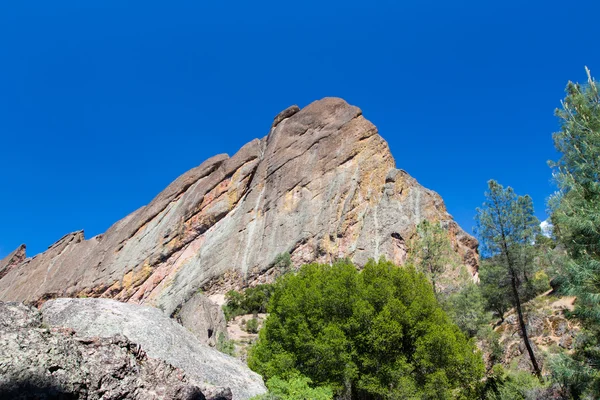 Formações rochosas espetaculares no Parque Nacional Pinnacles — Fotografia de Stock