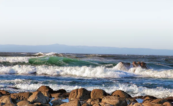Vågorna krasch iland på pacific grove, Kalifornien. — Stockfoto