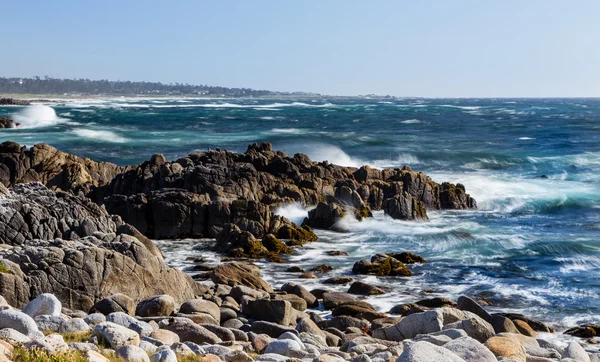 Golven crash aan wal in pacific grove — Stockfoto