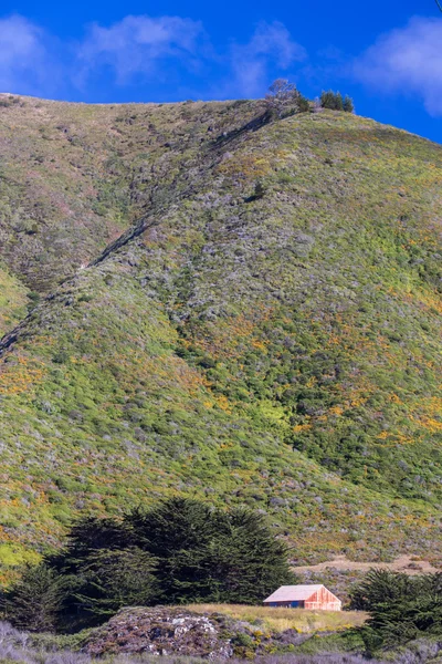 Celeiro Vermelho ao pé das montanhas — Fotografia de Stock