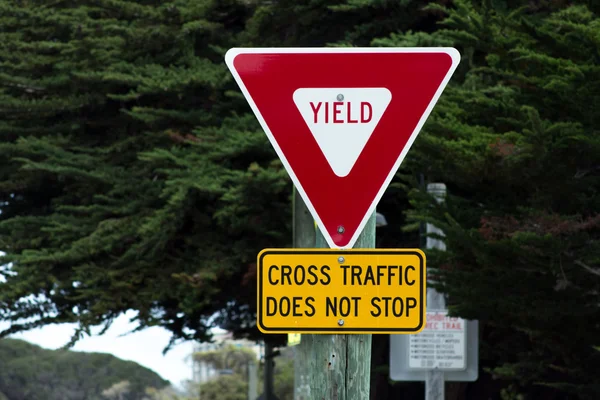 Yield Sign — Stock Photo, Image