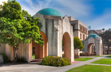 california Pasadena'daki caltech tarihi kampüs binaları.