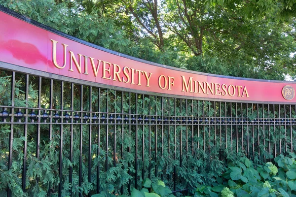 Entrada a la Universidad de Minnesota, en Minneapolis Minnesota — Foto de Stock