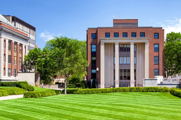 明尼苏达大学的校园内的历史性福特大厅 — 图库照片