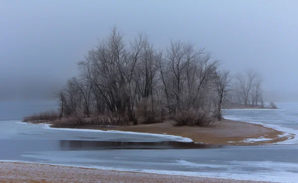 Hoar téli fagy a befagyott folyón — Stock Fotó