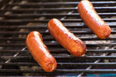 Üç sosis ızgara