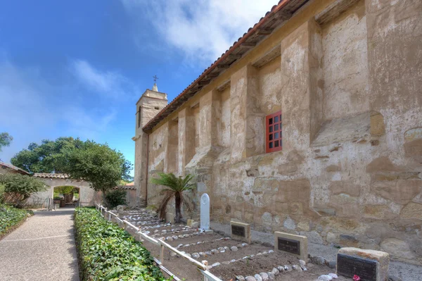 Local de sepultamento no pátio ao lado do santuário principal da Missão Carmel — Fotografia de Stock
