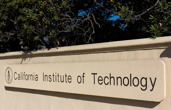 加州理工学院的入口标志 — 图库照片