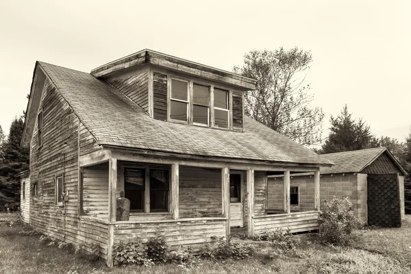 Opuszczony i zrujnowany dom — Zdjęcie stockowe