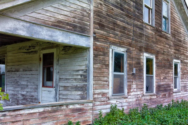 Verlaten en vervallen huis — Stockfoto