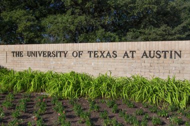 Teksas Üniversitesi kampüsü girişi işareti