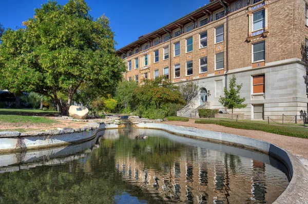 Turtle Pond and College of Natural Sciences — Stock Photo, Image