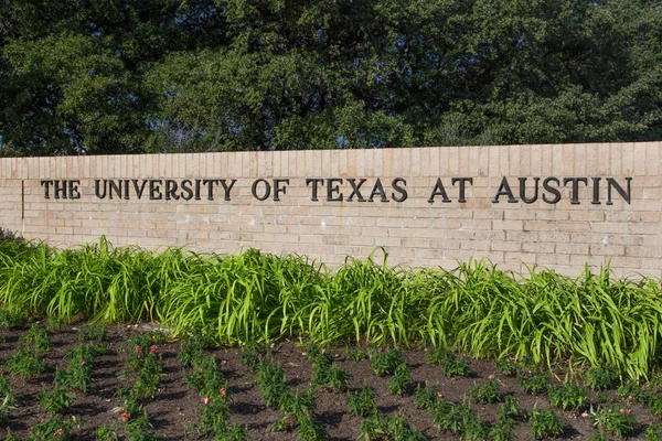 Teken van de ingang naar de campus van de Universiteit van texas — Stockfoto