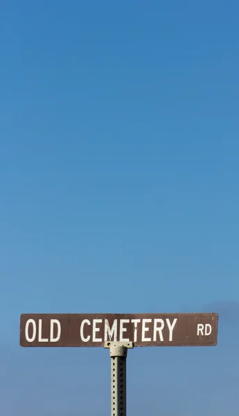 Старий цвинтар дорожній знак вертикально — стокове фото