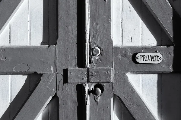Oude schuur deur gemarkeerd als privé — Stockfoto