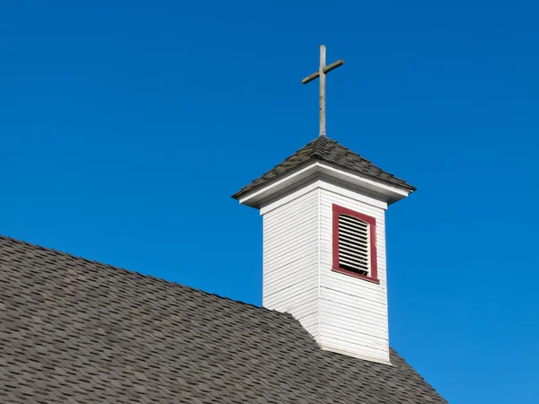 Gamla vita lantliga kyrkliga steeple och klockstapeln — Stockfoto