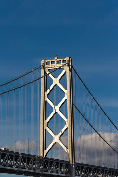 San francisco bay bridge i skymningen — Stockfoto