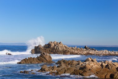 Dalgalar kayalar pacific Grove isabet