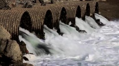 azgın görülmemişlerdi trhough menfez boru drenaj