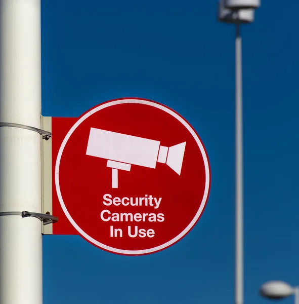 Câmeras de segurança em uso sinal — Fotografia de Stock