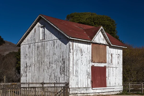 White Weathered Wood Barn — Stock Photo, Image