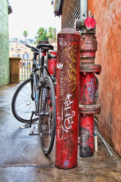 Bicicleta conectada al poste de metal urbano . — Foto de Stock