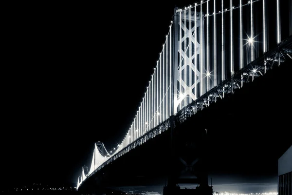 Pont de la baie de San Francisco la nuit en noir et blanc — Photo