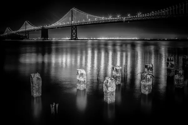 Мост залива Сан-Франциско ночью — стоковое фото