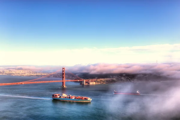 Skibe, der passerer Golden Gate Bridge - Stock-foto