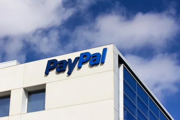 PayPal firemní centrálu znamení. — Stock fotografie