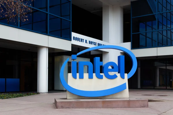 Intel sign in der Konzernzentrale. — Stockfoto