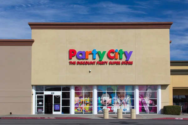 Снаружи магазина Party City — стоковое фото
