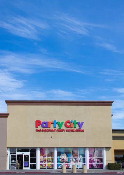 Снаружи магазина Party City — стоковое фото