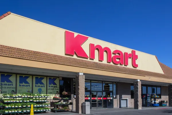 Экстерьер магазина Kmart — стоковое фото