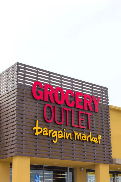 Grocery Outlet storefront and sign — Stock Photo, Image