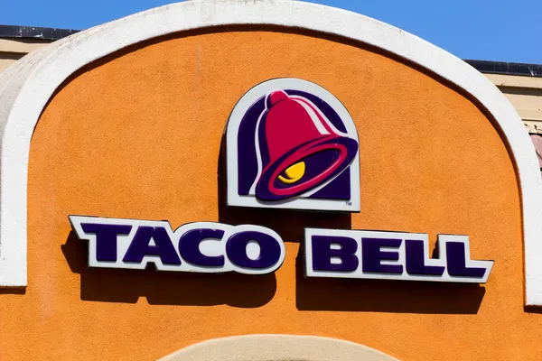 Taco Bell Restaurant exterior. — Stock Photo, Image