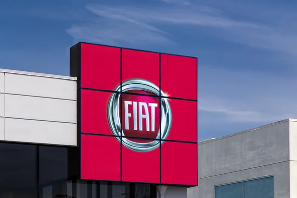 Sinal de concessionária de automóveis Fiat — Fotografia de Stock