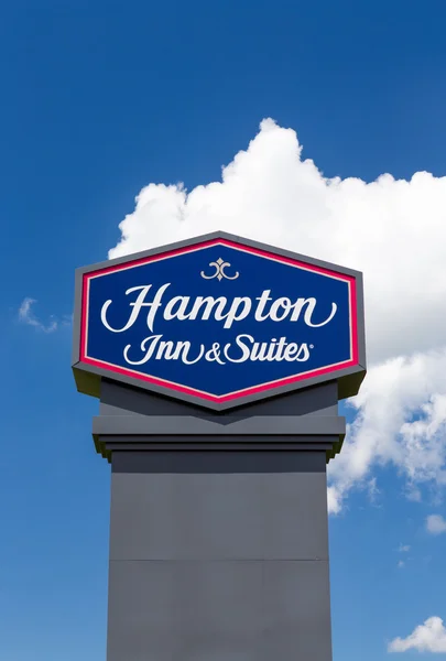 Отель Hampton inn и люксы знак — стоковое фото