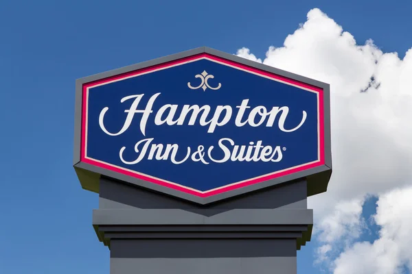Hampton inn i apartamenty znak — Zdjęcie stockowe