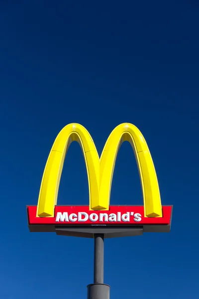 マクドナルドの外観黄金のアーチサインと商標ロゴ — ストック マクドナルドの外観黄金のアーチサインと商標ロゴ — ストック