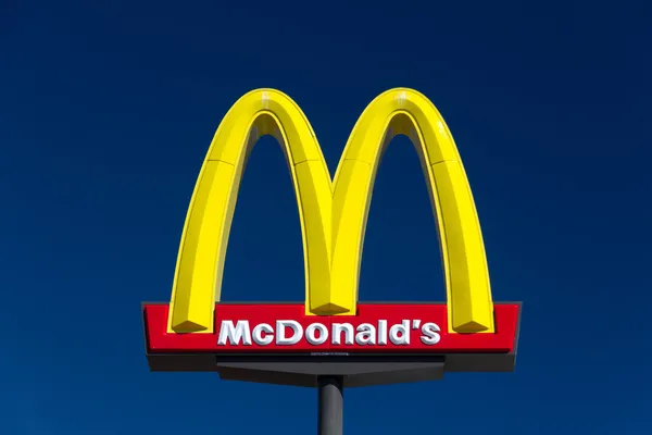 Señal de McDonald 's grande Imágenes de stock libres de derechos