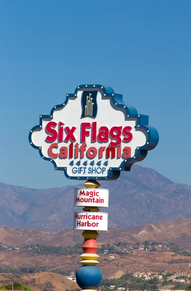 Шість прапорів magic mountain Каліфорнії вхід знак — стокове фото