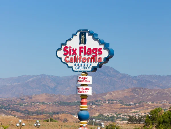 Hat zászlók magic mountain california bejárat jele — Stock Fotó