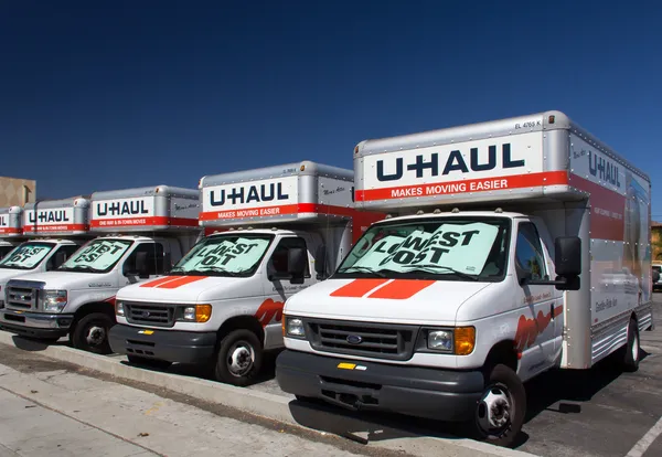 Caminhões U-Haul alinhados em uma fileira — Fotografia de Stock