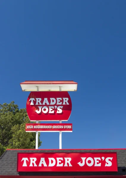 Trader Joe's Exterior and Sign — Stock Photo, Image
