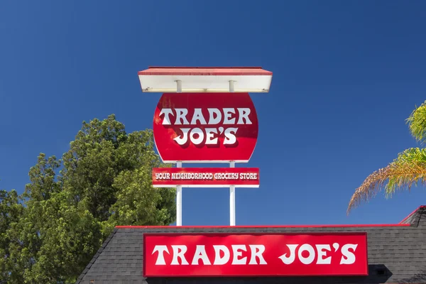 Trader joe's na zewnątrz i znak — Zdjęcie stockowe