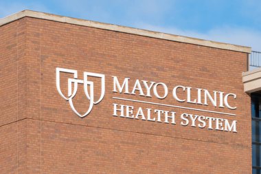 MENOMINE, WI, ABD - 18 Aralık 2021: Mayo Klinik Sağlık Sistemleri Hastanesi ve ticari marka logosu.