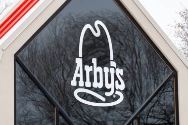 MINNEAPOLIS, MN, ABD - 22 Aralık 2021: Arby 'nin Fast food restoranının dış ve ticari marka logosu.